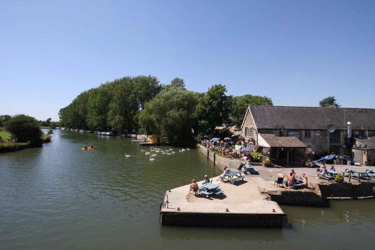 The Riverside Lechlade Εξωτερικό φωτογραφία